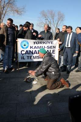 Troya Atı önünde bordro yaktılar