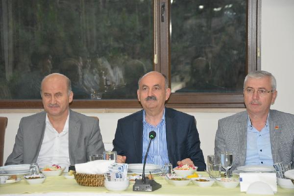 Müezzinoğlu: Yüzde 60'lık blok gibi gösterenler, birlikte bir cacık yapamadıklarını millete gösterdiler.