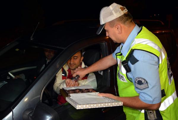 Polisten sürücülere çikolatalı uyarı