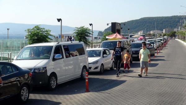 Çanakkale'de tatilcilerin feribot kuyruğu