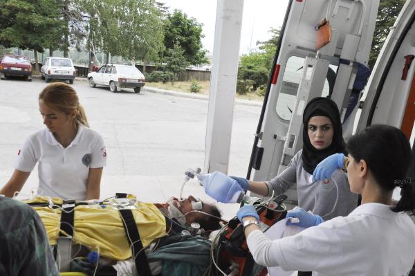 Otomobilde hava almak için kapıyı açınca düşüp ağır yaralandı