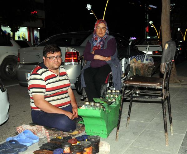 Fil hastalığından iki bacağını kaybetti ama boyacılık yapıyor