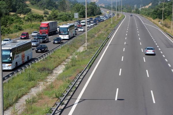 Bayram tatili yolunda sürücüler saatlerce çile çekiyor