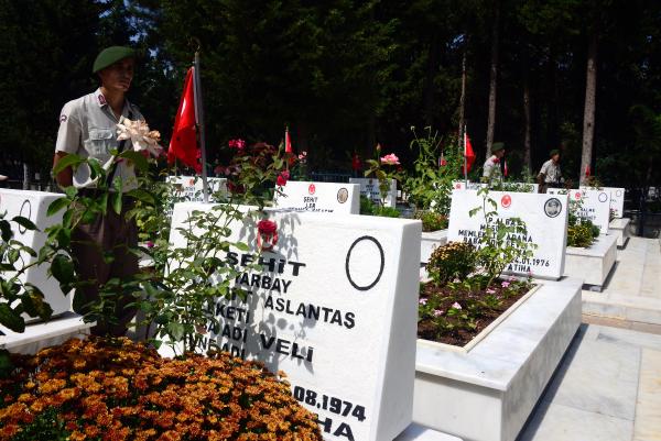 Adana'da askerlerden şehit mezarları başında saygı nöbeti