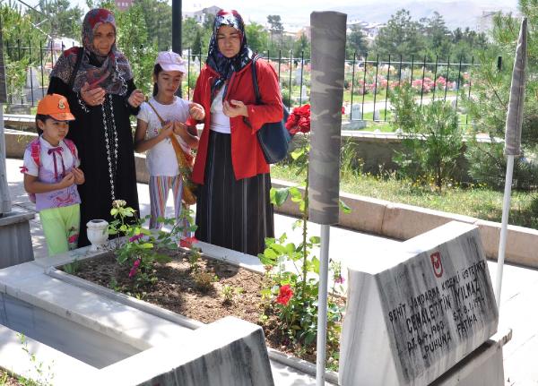 Şehitlikte arife yoğunluğu