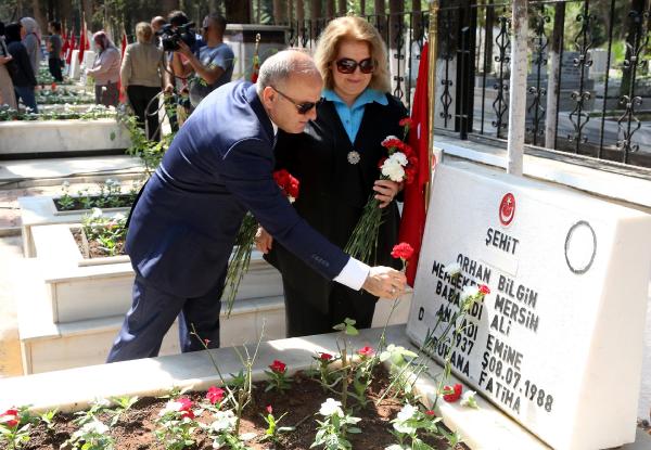 Şehitler ve Özgecan Aslan unutulmadı