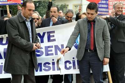 Manisa'daki memurlar da bordro yaktı