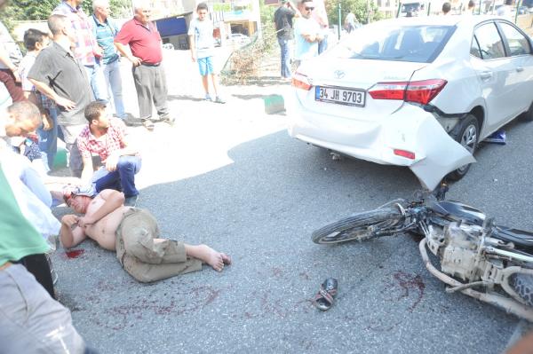 Motosiklet, yaya ve otomobile çarptı: 2 yaralı