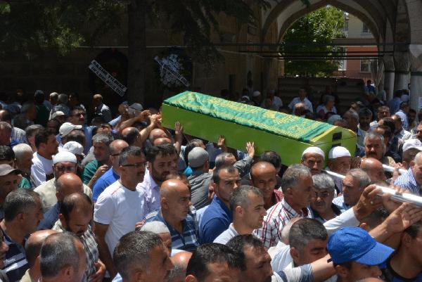Bolu'daki otobüs kazasında ölen yolcu Niğde'de defnedildi