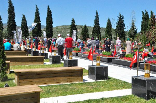 Soma'da madenci şehitliğine ziyaretçi akını