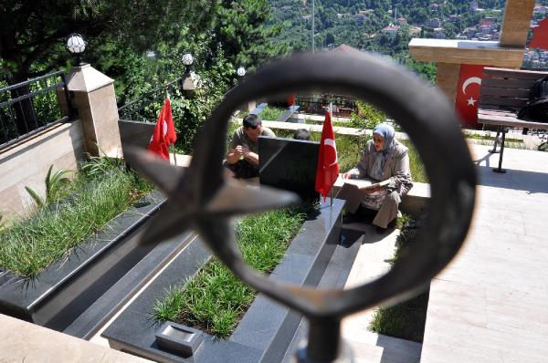 Arife günü mezarlıklar doldu