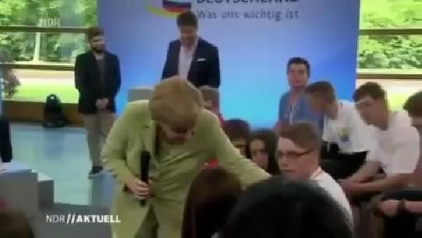 Angela Merkel'in sözleri, mülteci öğrenciyi gözyaşlarına boğdu