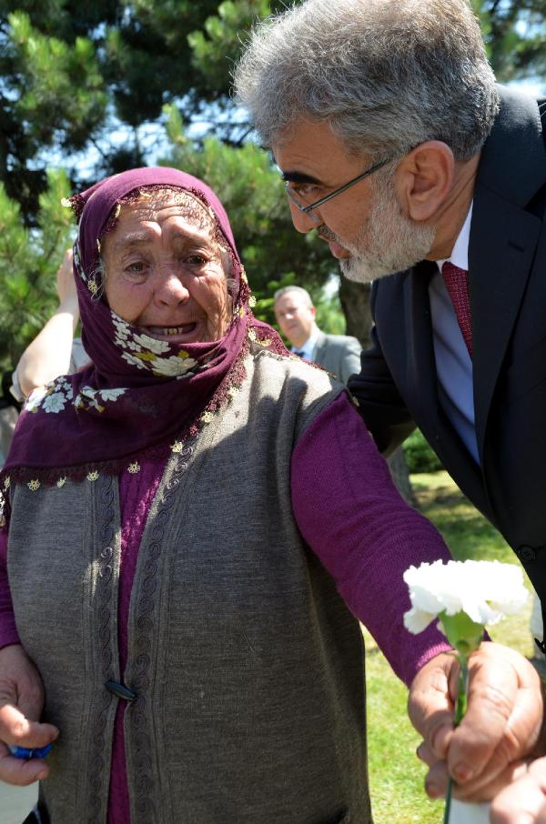 Bakan Yıldız'dan yumruklu saldırıya uğradığı şehitliğe ziyaret