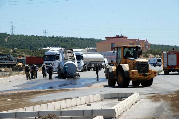 Çekicisinden kopan tankerden 10 ton mazot yola aktı