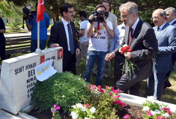 Bakan Yıldız'dan yumruklu saldırıya uğradığı şehitliğe ziyaret (2)