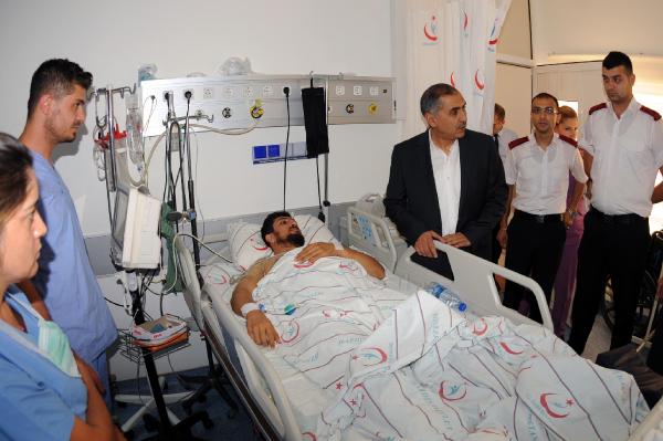 Mardin Valisi, yaralı polis memurunu hastanede ziyaret etti