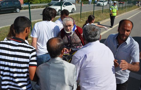 Otomobilin çarptığı anne ve oğlu öldü