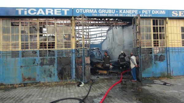 Yangında iki atölye küle döndü