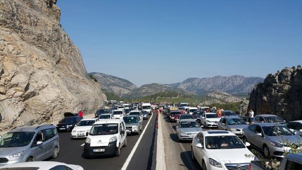 Antalya- Korkuteli karayolunda trafik durdu (2)