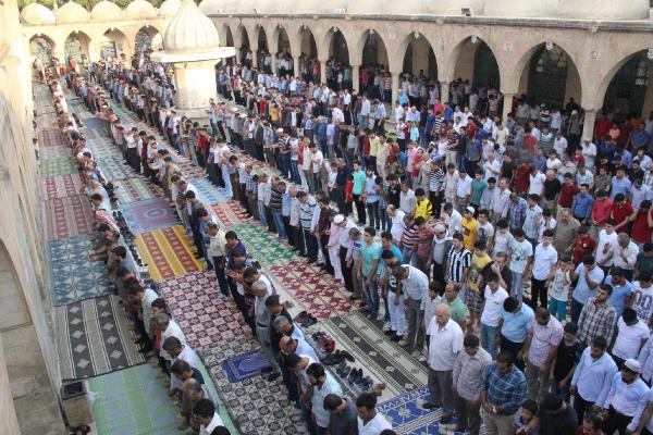 Şanlıurfa'da cami ve mezarlıklarda bayram yoğunluğu