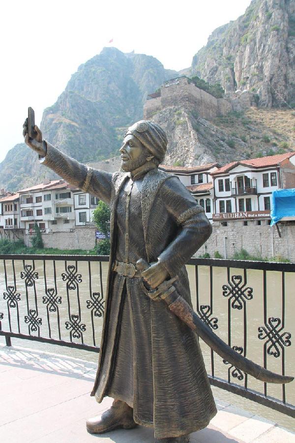 Selfie çeken şehzade heykeli Amasya'ya ilgiyi artırdı