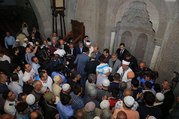 Bakan Yıldız, cami çıkışı kuyruğa girenlerle bayramlaştı