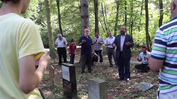 Almanya'da Müslümanlar mezarlara akın etti