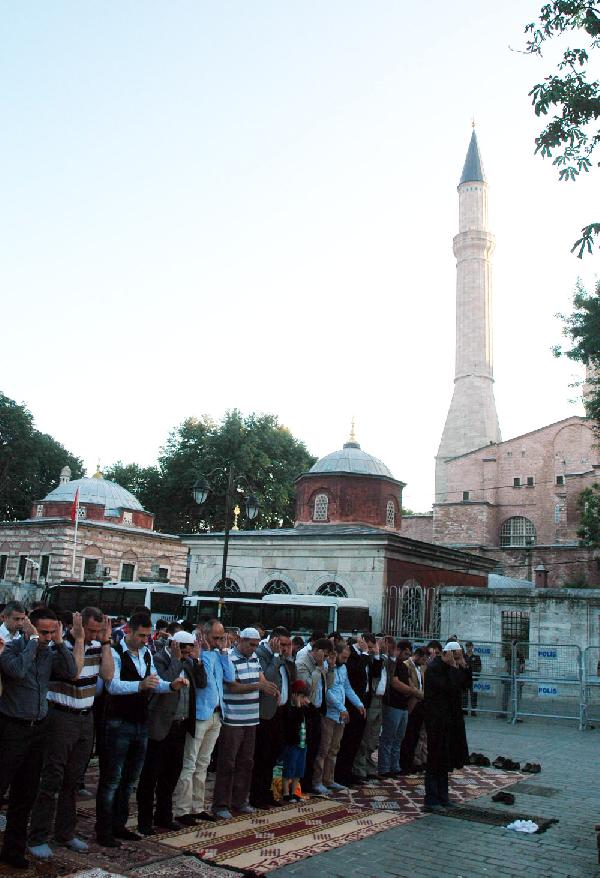Alperenler bayram namazını Ayasofya önünde kıldı