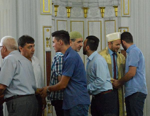 Almanya'da bayram namazı için Müslümanlar camileri doldurdu...
