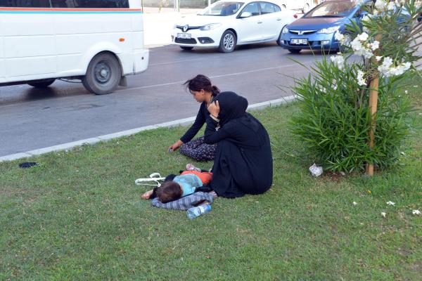 Polis, dilenen çıplak ayaklı Suriyeli çocuğa harçlık verip kavşaktan uzaklaştırdı