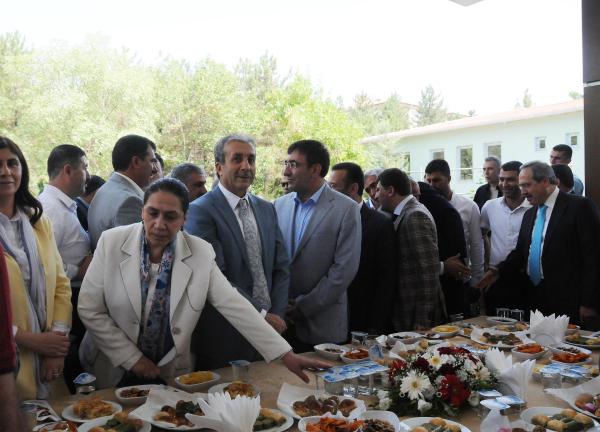 Bakanlar Yılmaz ve Eker, Diyarbakır'da halkla bayramlaştı