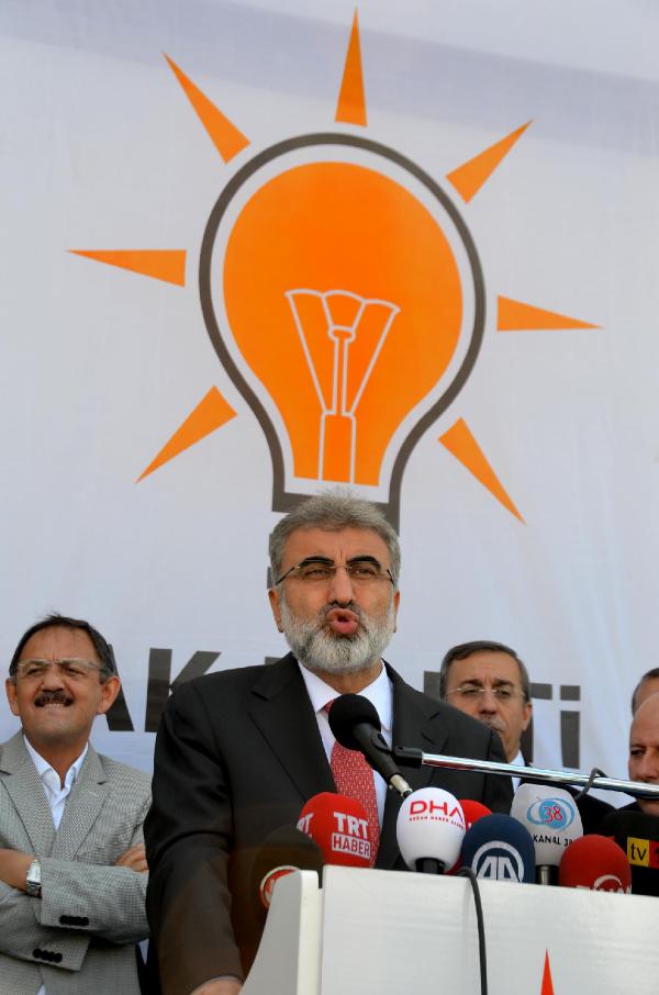 Bakan Yıldız, cami çıkışı kuyruğa girenlerle bayramlaştı (2)