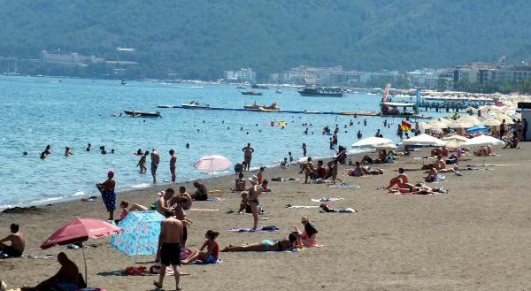 Marmaris'te plajlar ve sokaklar bayramda tıklım tıklım