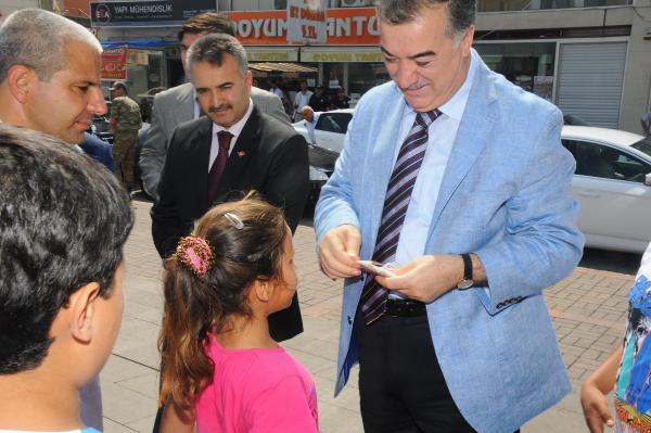 Vali'den harçlık alma izdihamı