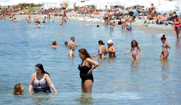 Tatilciler Bodrum'da güneşin ve denizin tadını çıkardı
