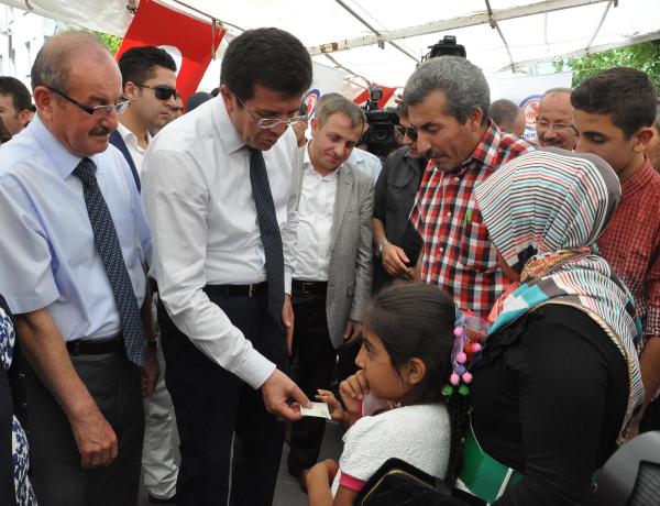 Bakan Zeybekci, belediye çadırında halkla bayramlaştı