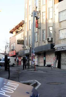 Okmeydanı'nda MOBESE direğine bomba süsü verilmiş paket asıldı