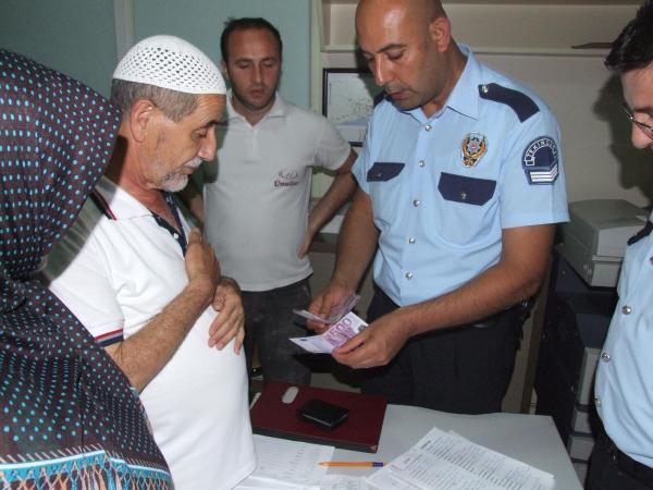 Hacca gidecek çiftin para dolu cüzdanını bulup teslim etti