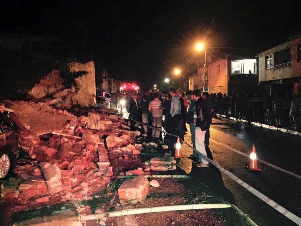 Okulun bahçe duvarı 2 otomobilin üzerine yıkıldı