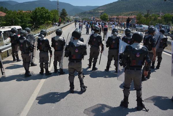 Köylüler, anne ve oğlunun öldüğü yolu ulaşıma kapattı
