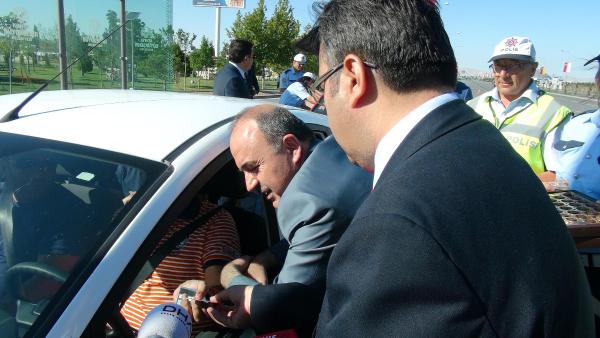 Vali ve Emniyet Müdürü'nden sürücülere bayram çikolatası