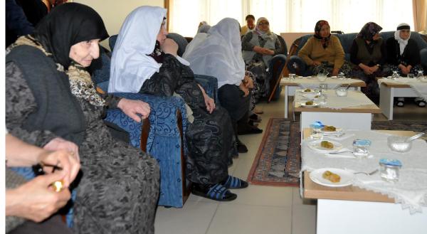 Sivas'ta sevgi evleri ve huzurevine bayram ziyareti