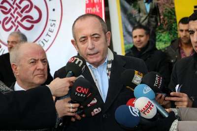 CHP'liler Yaşar Kemal'i ziyaret etti