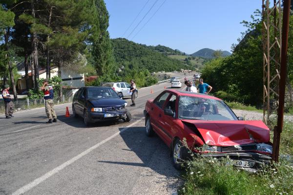 Andırın'da otomobiller çarpıştı: 2 yaralı