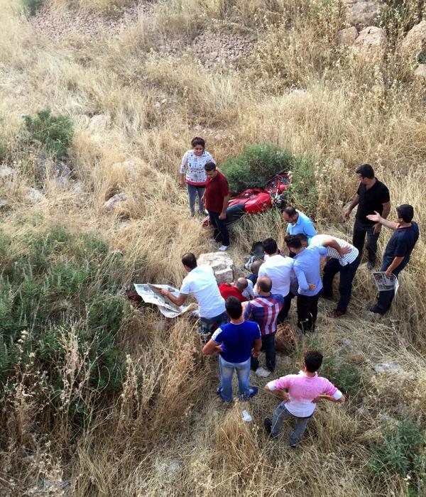 Şarampole yuvarlanan motosikletteki 2 kişi öldü