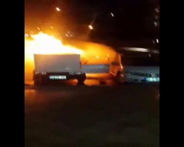 Nizip'te park halindeki 3 otomobil yandı