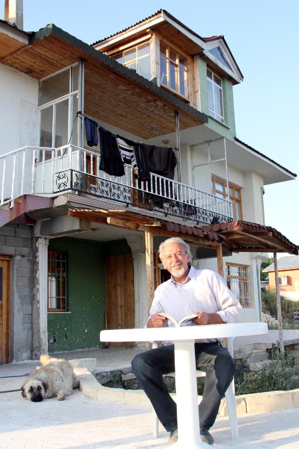 Köy evini 20 bin kitaplı kütüphaneye çevirdi
