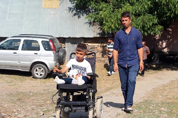Minik Berat, akülü arabasıyla ilk kez bayramda şeker topladı