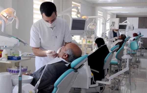 Van'da ayda 10 bin kişi üniversitede diş tedavisi görüyor
