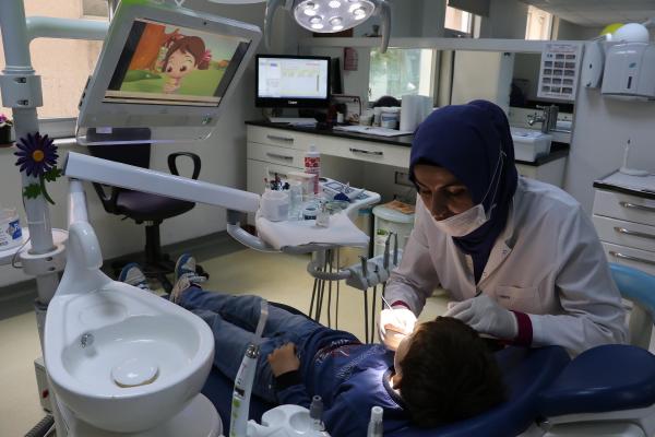 Dişçi koltuğunda çocuklar için özel çizgi film yayını